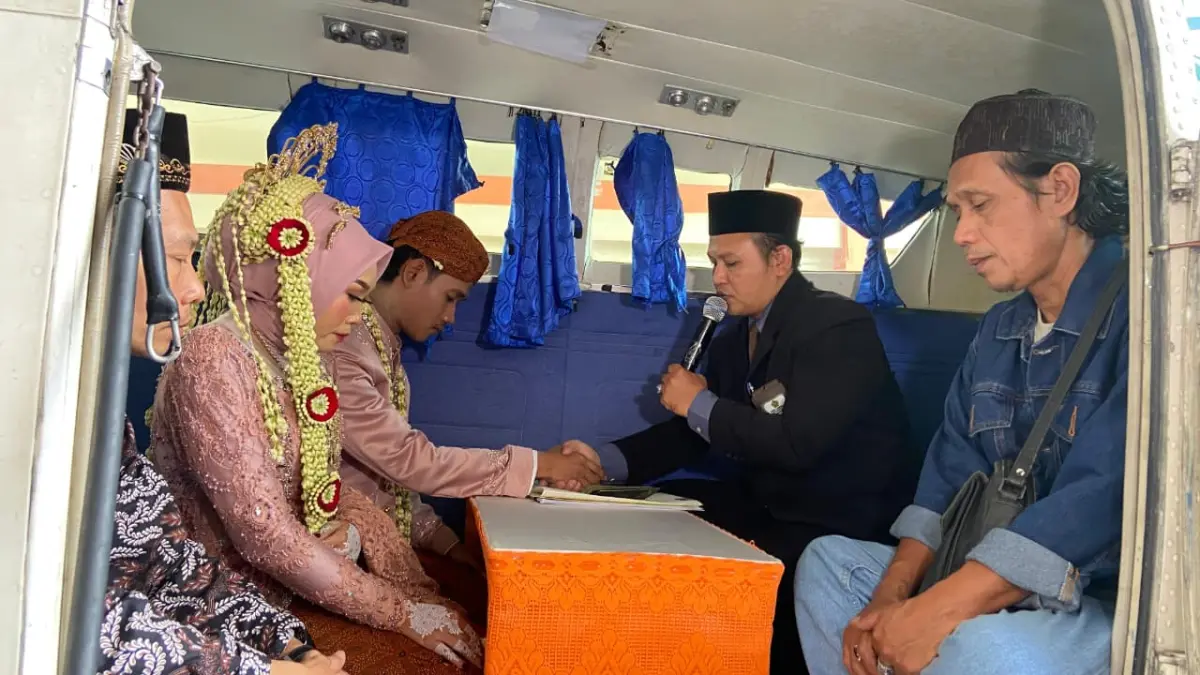 Akad Nikah: Pasangan pengantin sedang melangsungkan akad nikah di atas pesawat STTKD Yogyakarta Senin (8/6)&nbsp;- Cintia Yuliani/Radar Jogja
