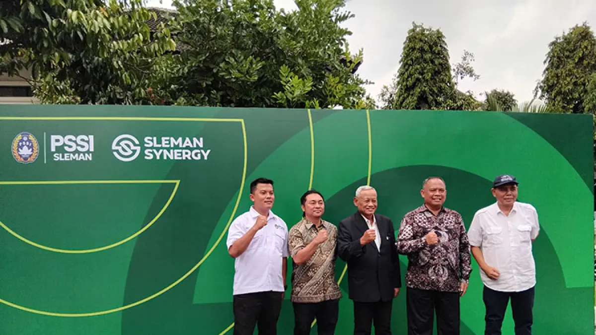 Bupati Sleman Harda Kiswaya bersama Direktur PSS Sleman Yoni Arseto dan Mbah Bardi, serta Ketua Umum Askab PSSI Sleman Deny Ardianta. (Foto: Rizky Wahyu/Radar Jogja)