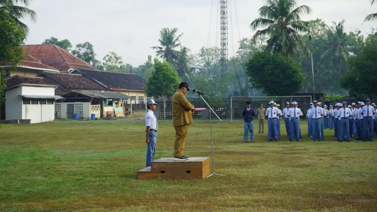 MEMPERHATIKAN: Siswa SMKN 2 Pengasih menerima arahan dari Bupati Kulon Progo - Dokumentasi Pemkab Kulon Progo