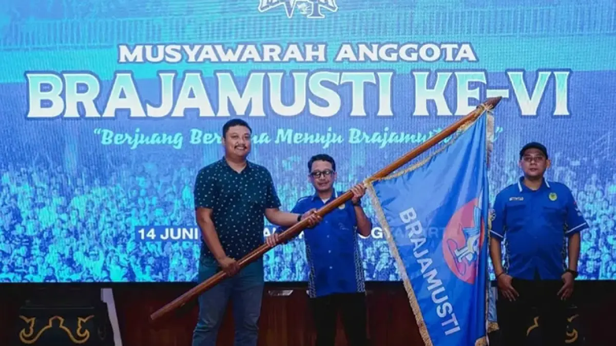 NAKHODA BARU:&nbsp; RM Satrio Wijayanto alias Dodok saat menerima bendera dari Muchlis Burhannudin, presiden Brajamusti sebelumnya. (Foto: Dokumentasi Brajamusti)