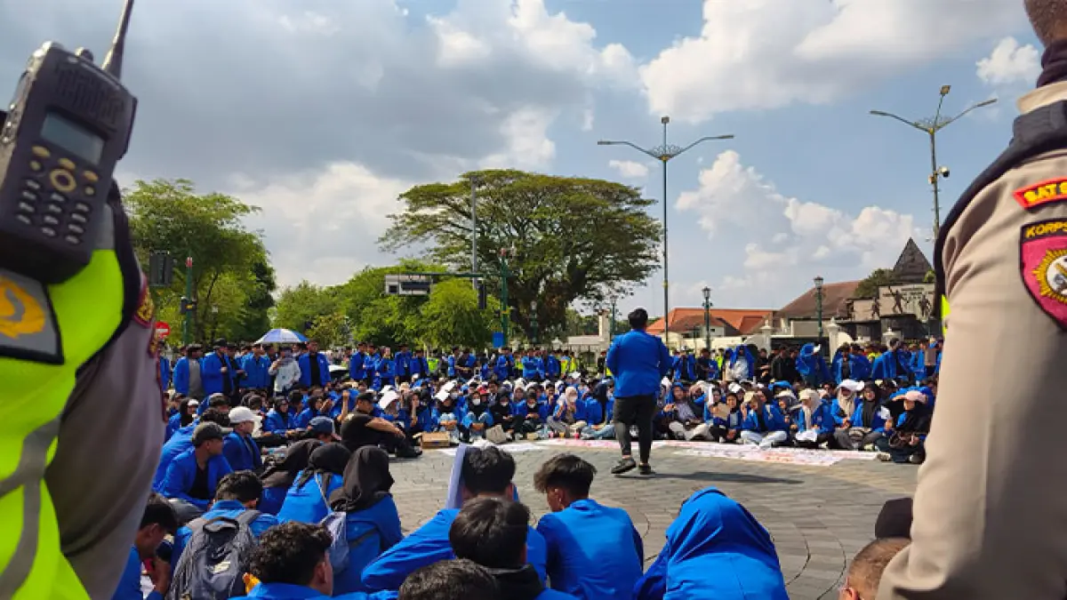 ORASI: Ratusan mahasiswa UII saat menggelar aksi demonstrasi di kawasan Malioboro hingga titik nol kilometer, Senin (15/6). (Fahmi Fahriza/Radar Jogja)
