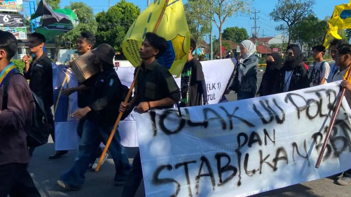 Para mahasiswa sedang melakukan demo terhadap kebijakan Prabowo-Gibran di simpang empat Klodran, Bantul Senin (15/6). (Cintia&nbsp;Yuliani/Radar Jogja)