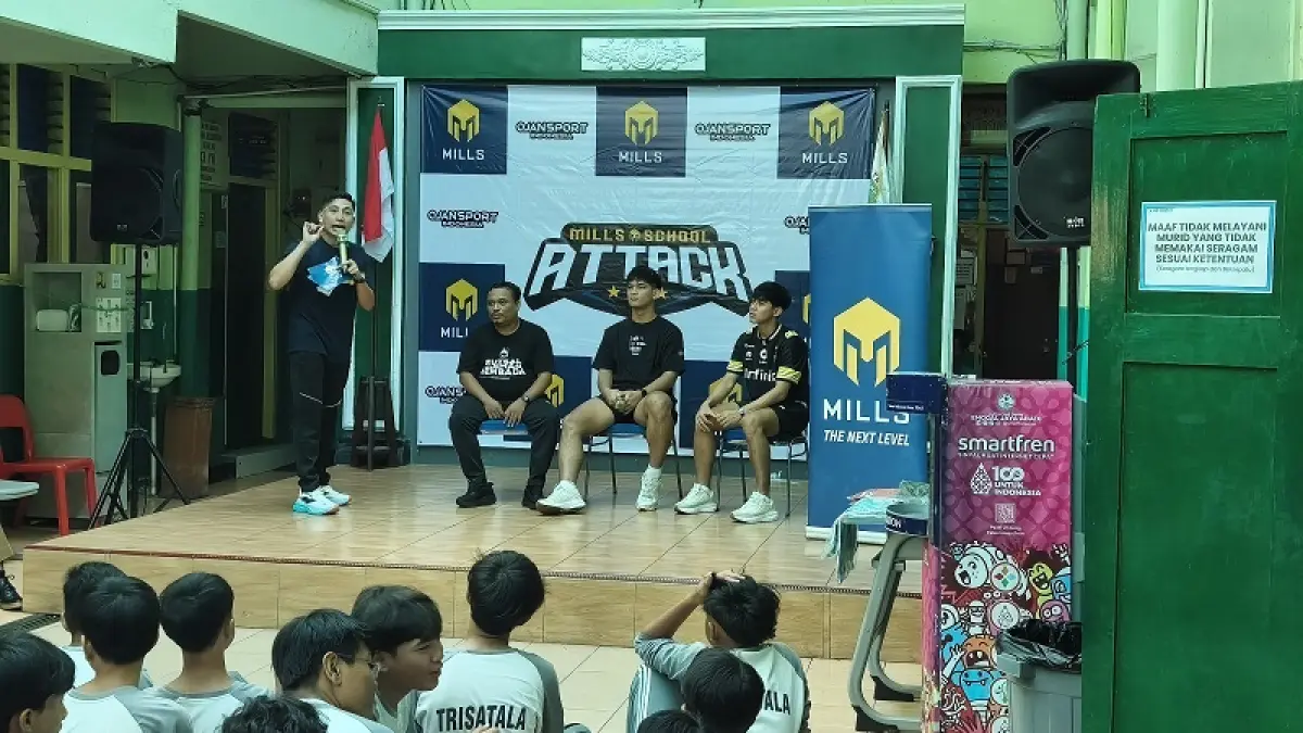 Pemain Timnas Futsal sekaligus Cosmo JNE melakukan coaching clinic di SMPN 13 Jogja. Fahmi Fahriza/Radar Jogja&nbsp;