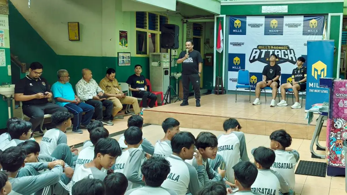 Pemain Timnas Futsal sekaligus Cosmo JNE melakukan coaching clinic di SMPN 13 Jogja, Senin (15/6). Fahmi Fahriza/Radar Jogja