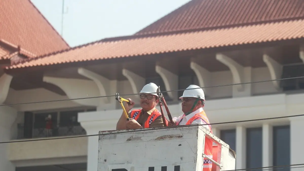 Pemerintah Kota (Pemkot) Jogja kembali melakukan pembersihan kabel semrawut Senin (15/6/2026). Guntur Aga Tirtana/Radar Jogja