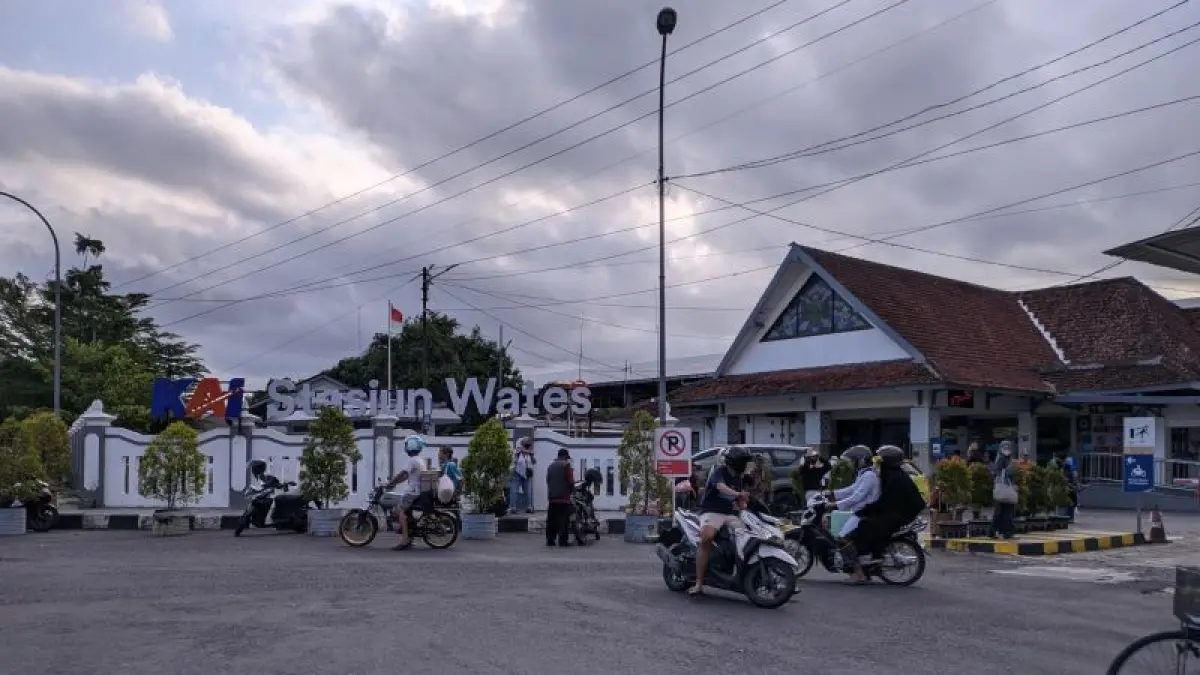 RAMAI: Aktivitas penumpang yang naik dan turun di Stasiun Wates saat jam pulang kerja. (ANOM BAGASKORO/RADAR JOGJA)