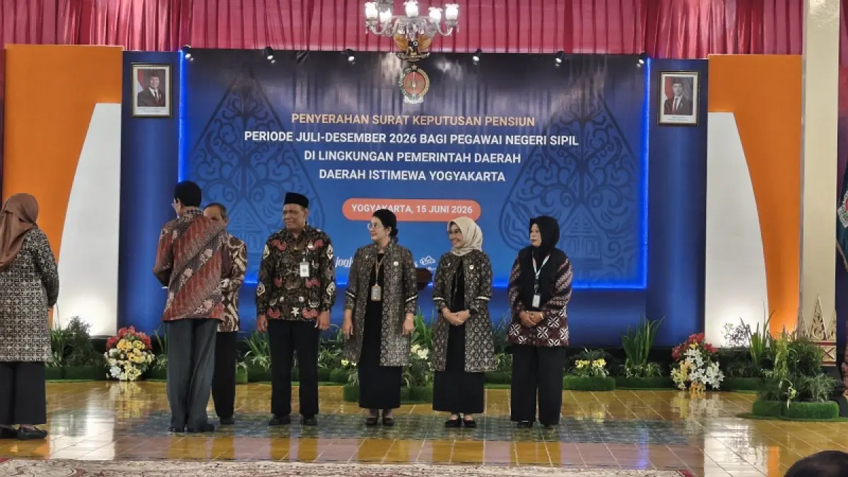 SEREMONI: Agenda Penyerahan SK Pensiun Periode Juli-Desember 2026 bagi Pegawai Negeri Sipil (PNS) di lingkunganPemprov DIY yang berlangsung di Bangsal Kepatihan, Senin (15/6/2026). Fahmi&nbsp;Fahriza/Radar Jogja&nbsp;

&nbsp;