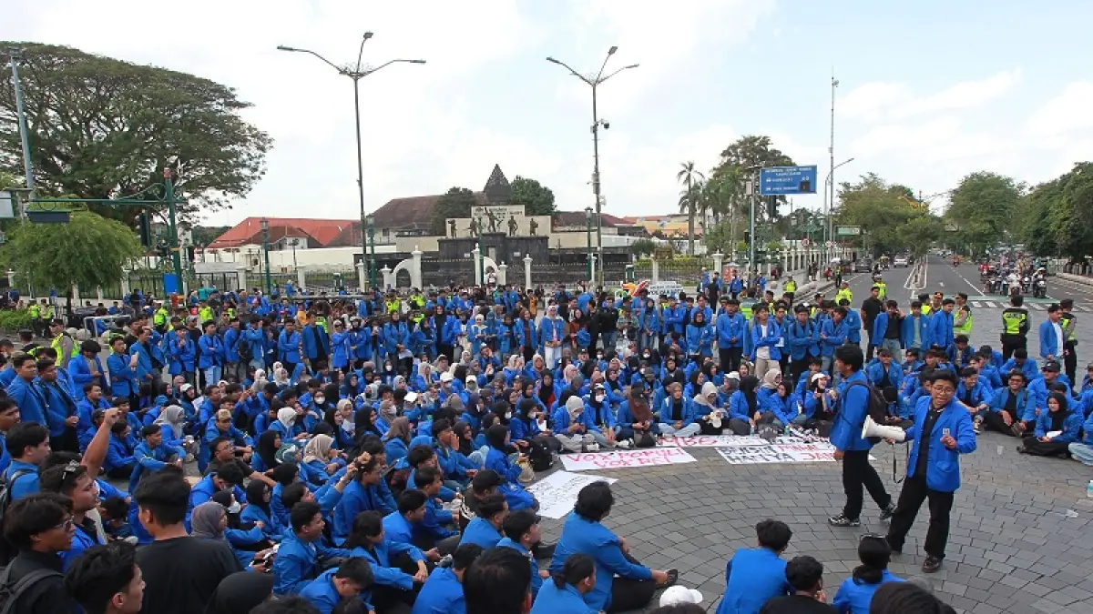 TURUN BERSAMA: Ratusan mahasiswa Fakultas Hukum (FH) UII Jogja menggelar aksi unjuk rasa di Titik Nol Kilometer Kota Jogja Senin (15/6/2026).&nbsp;GUNTUR AGA TIRTANA/RADAR JOGJA

&nbsp;