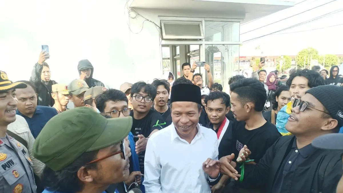 Aliansi mahasiswa dan masyarakat sipil Kebumen menggelar aksi unjuk rasa di depan Pendopo Kabumian dan ditemui Wakil Bupati Kebumen Zaeni Miftah. Dalam aksi ini mencuat isu terkait kepemilikan dapur Makan Bergizi Gratis (MBG) milik keluarga bupati. (M Hafied/Radar Jogja)