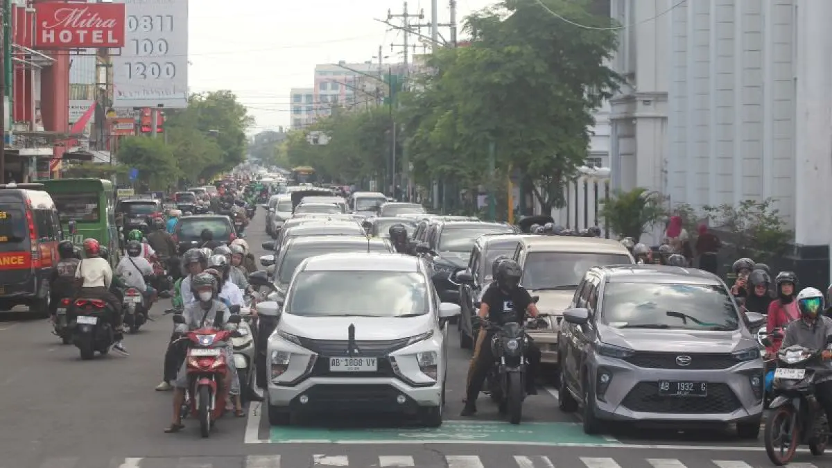 Pengendara kendaraan melintas di Jalan KH Ahmad Dahlan, Kota Jogja, Selasa (16/6). Dinas Pekerjaan Umum Perumahan dan Kawasan Permukiman (DPUPKP) Kota Jogja memastikan kenaikan harga bahan bakar minyak (BBM) non-subsidi tidak berdampak pada proyek perbaikan jalan. (Guntur Aga Tirtana/Radar Jogja)