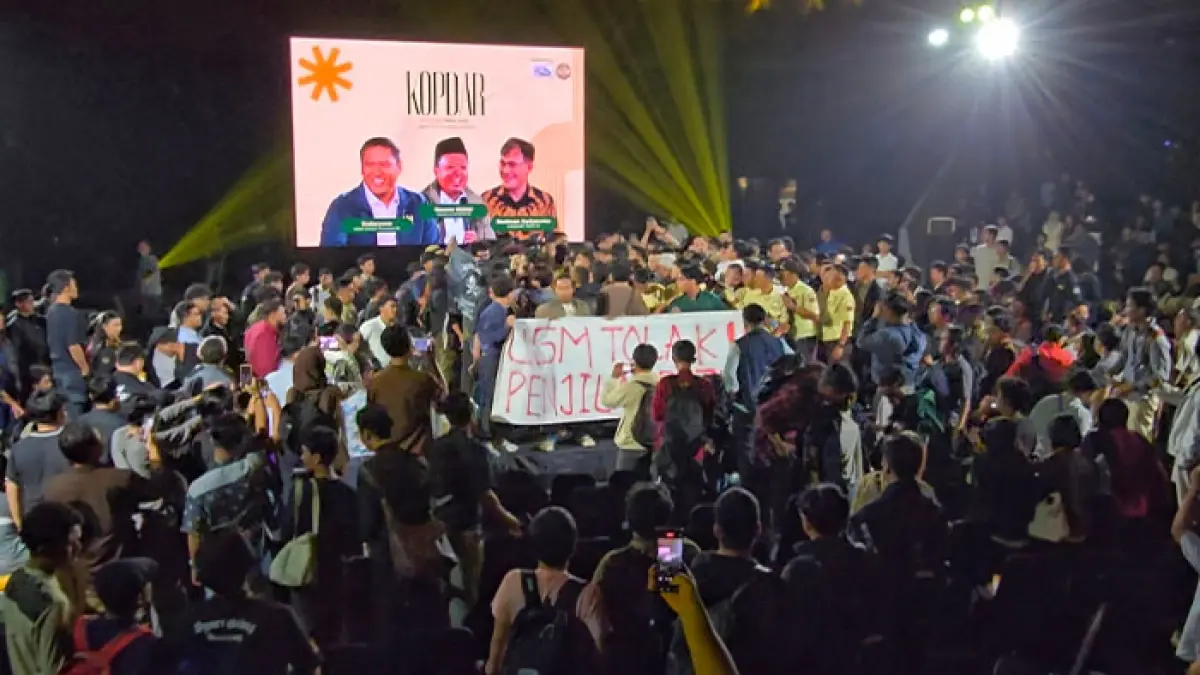 RICUH: Ratusan mahasiswa menggeruduk diskusi yang menghadirkan tiga pejabat negara di Joglo Gelanggang Inovasi dan Kreativitas (GIK) UGM, Senin malam (15/6). Peristiwa tersebut terjadi saat berlangsung forum diskusi yang dihadiri Kepala Badan Percepatan Pengentasan Kemiskinan Budiman Sudjatmiko, Menteri ATR/BPN Nusron Wahid, dan Wakil Menteri Pertanian Sudaryono. (Guntur Aga Tirtana/Radar Jogja)