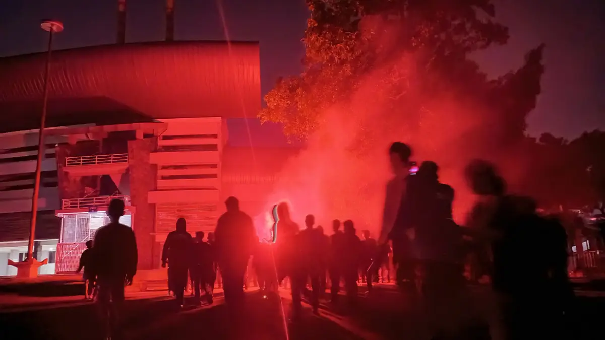 LAKU TOPO: Para suporter PSIM Jogja saat melakukan aksi topo bisu malam 1 suro dengan mengelilingi kawasan Stadion Mandala Krida tadi malam (16/6). Suporter berharap Stadion Mandala Krida bisa kembali menjadi home base atau kandang PSIM. (Guntur Aga Tirtana/Radar Jogja)