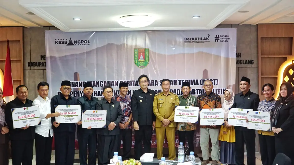 Bupati Magelang didampingi wakilnya saat menyerahkan bantuan keuangan kepada parpol.