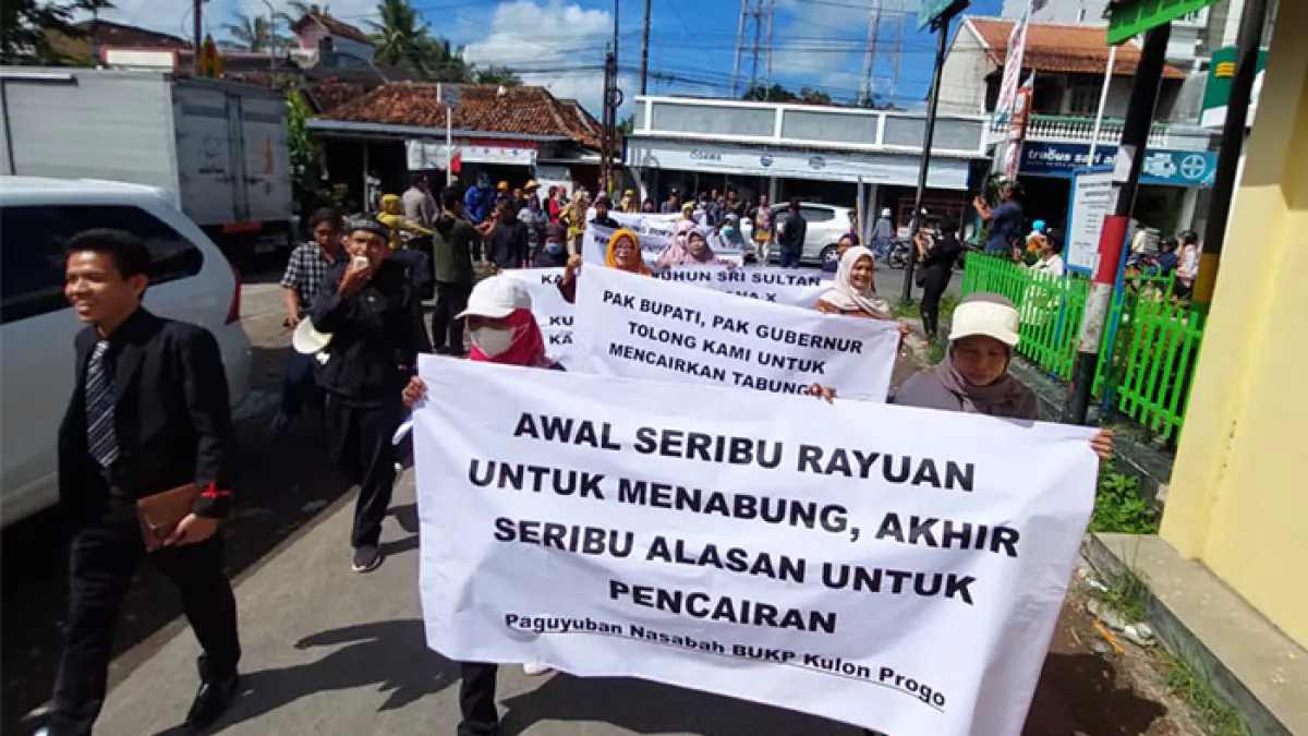 DEMO: Nasabah BUKP Galur dan Wates meluapkan emosinya dengan melakukan aksi unjuk rasa di depan kantor BUKP. (Anom Bagaskoro/Radar Jogja)