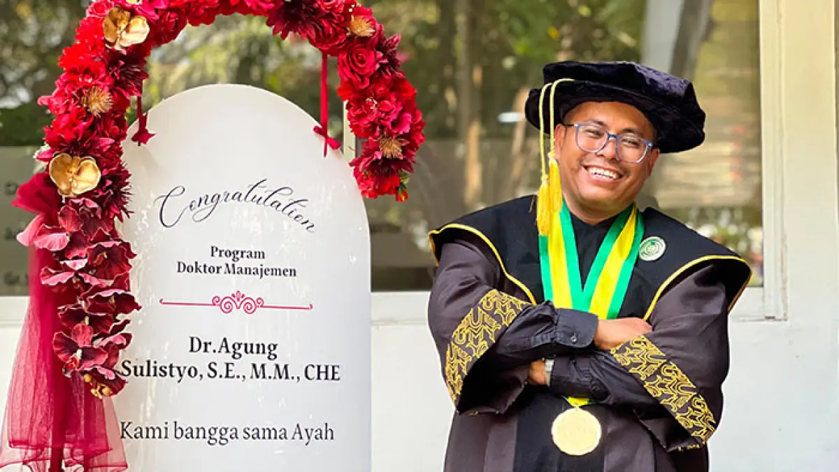 INSPIRATIF: Agung Sulistyo saat mendapatkan gelar doktor di UMY. (Dokumentasi Pribadi)