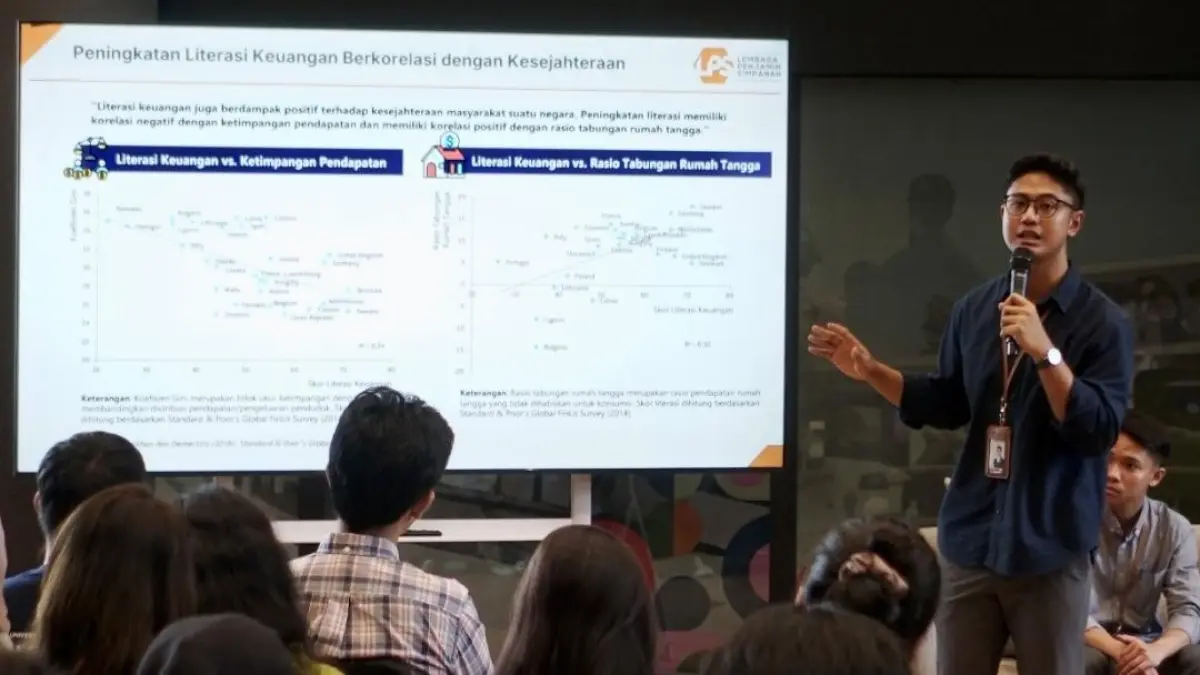 Junior Sub Manager Kantor Perwakilan LPS I, Aditya Ery Wibowo, saat menyampaikan grafik hasil survei S&P Global FinLit terkait korelasi literasi keuangan dengan kesejahteraan massyarakat di GIK UGM, Minggu (14/6/2026). 