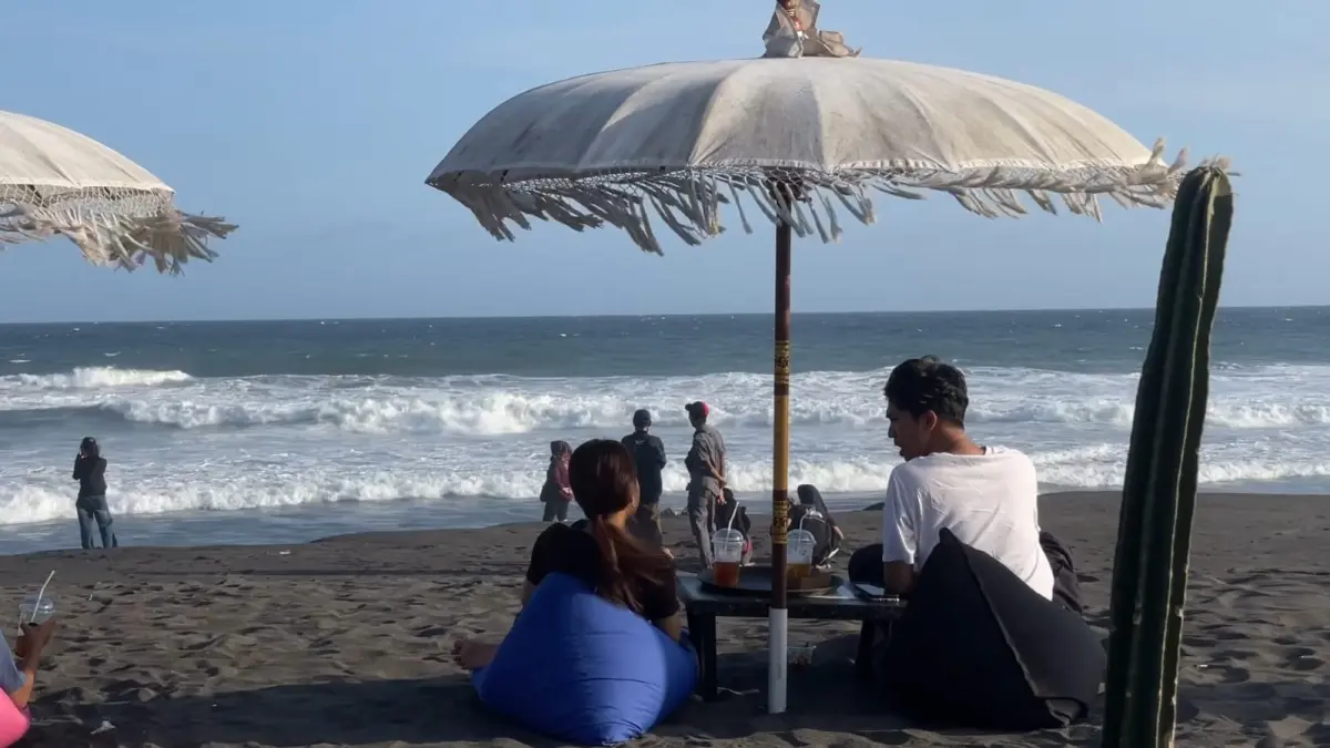 Pengunjung Pantai Glagah memadati area Pemevah Ombak Tengah Glagah Congot.
