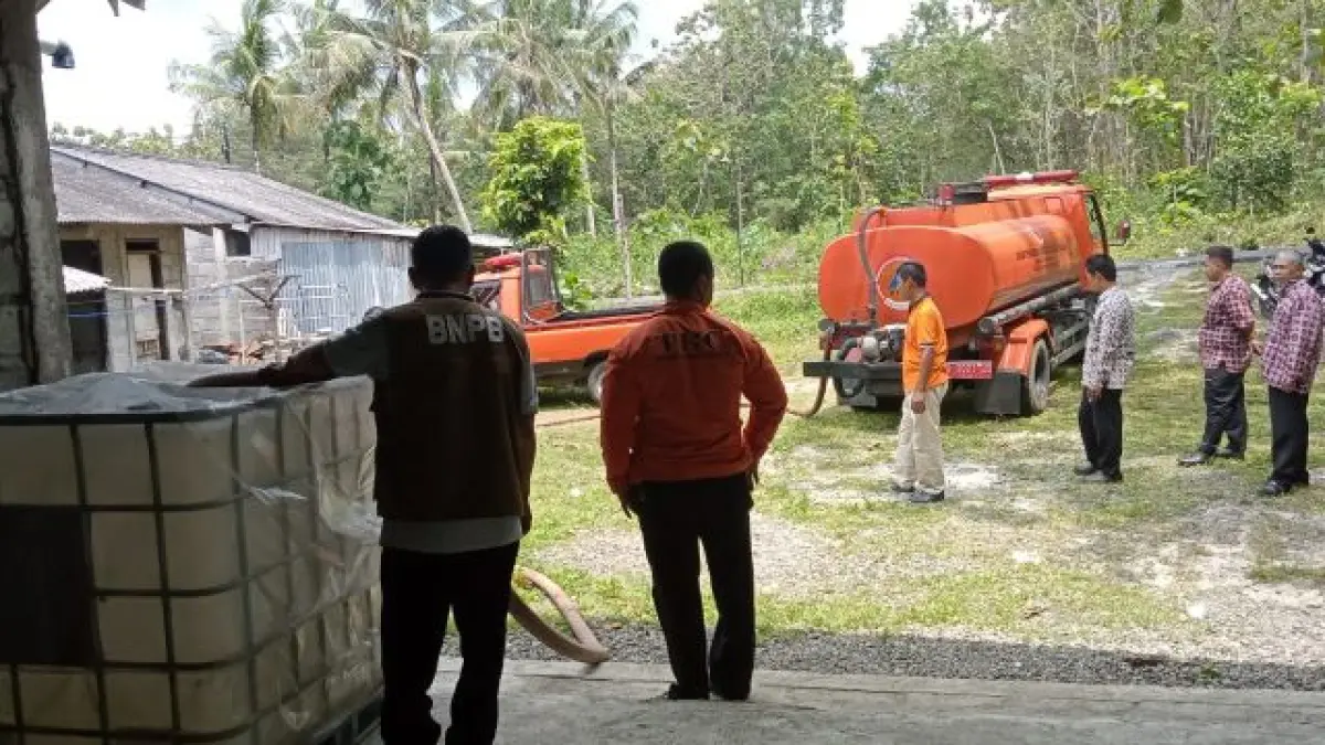 PENYALURAN: Petugas BPBD Bantul sedang menyalurkan air bersih ke wilayah yang terdampak kekeringan. (Dokumentasi BPBD Bantul)