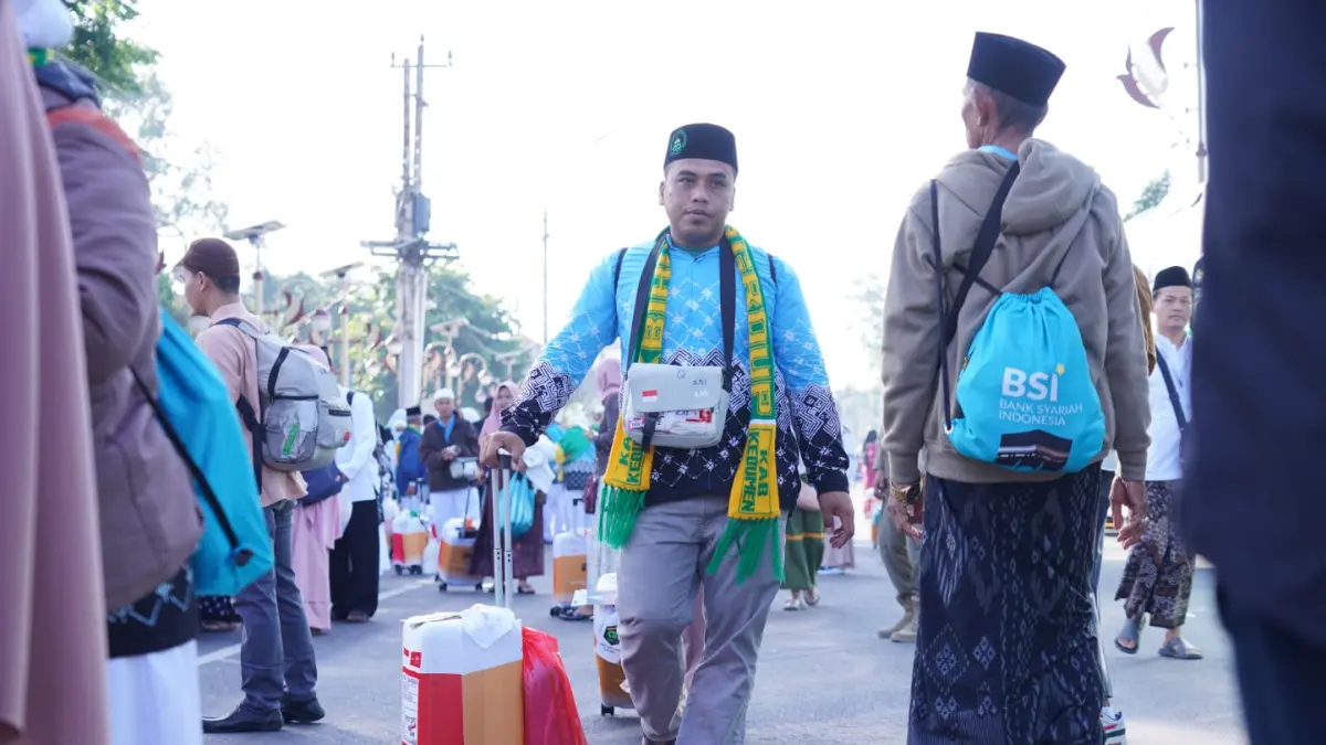Prosesi kepulangan jemaah haji asal Kebumen yang berlangsung di depan Pendopo Kabumian disambut keluarga. (Dokumentasi Prokopim Kebumen)