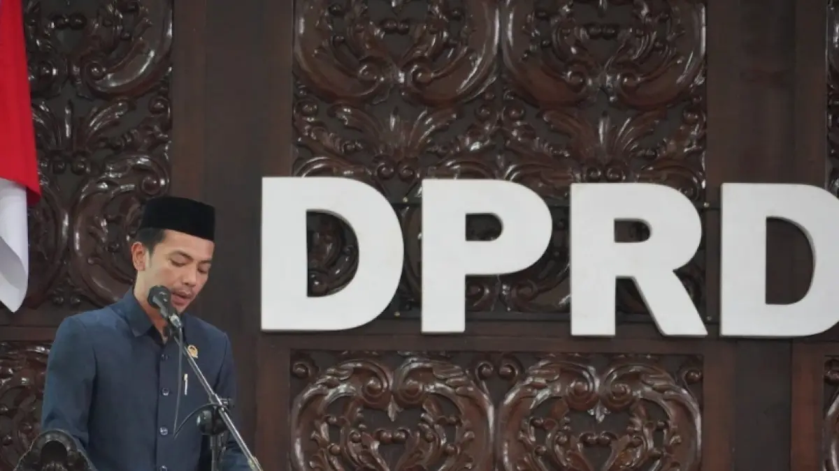 Saiful Anwar bertugas membacakan dokumen rancangan peraturan daerah (raperda) di atas mimbar DPRD Kebumen. (Dokumentasi DPRD Kebumen)