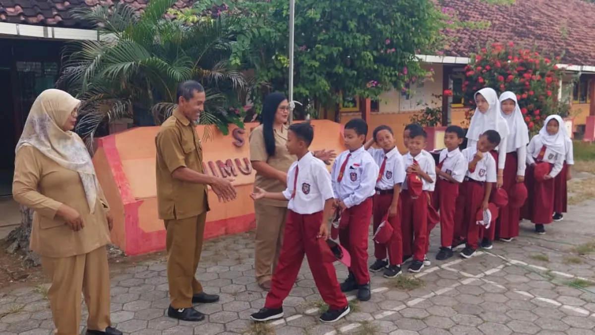 SEDIKIT: Siswa SDN Wijimulyo Lor mengikuti upacara bendera, walau jumlah murid tak lebih dari 30 siswa. (ANOM BAGASKORO/RADAR JOGJA)