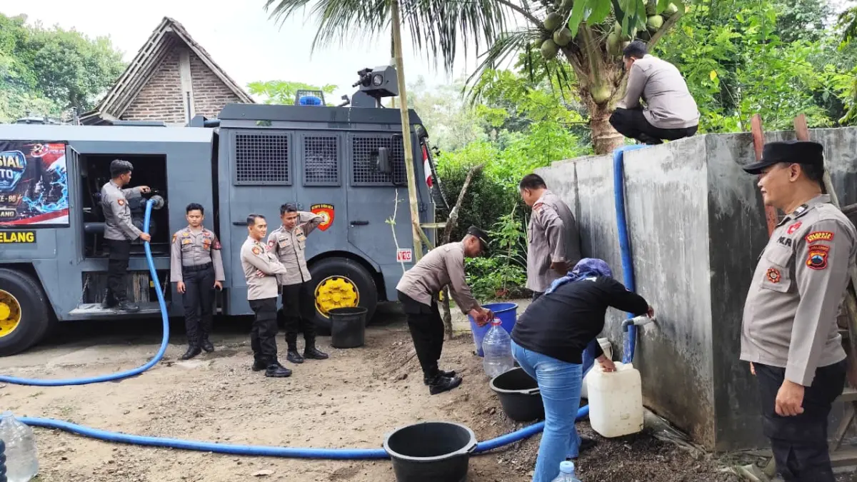Warga Dusun Alun-alun berbondong-bondong mengambil air yang disediakan Polresta Magelang.