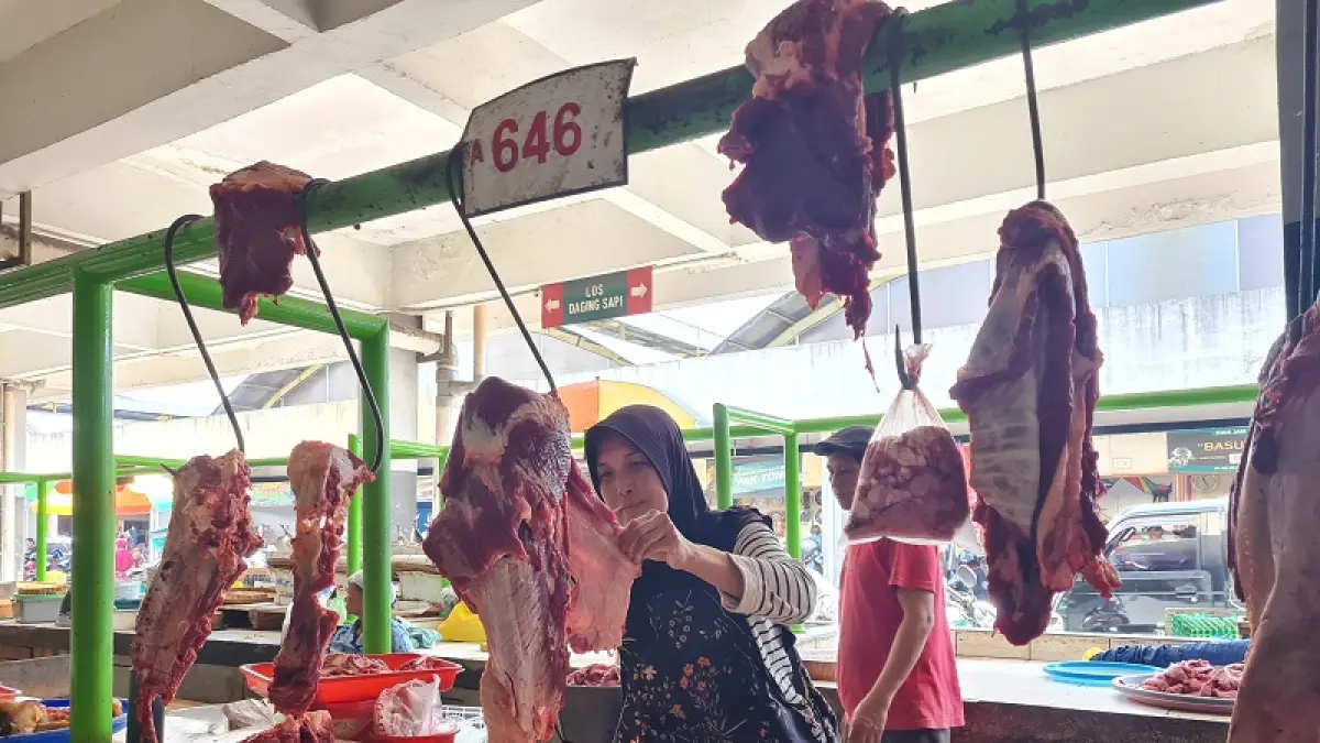 DIBURU PEMBELI: Lapak penjualan&nbsp;daging sapi&nbsp;di Pasar Rejowinangun, Kota Magelang tampak ramai. NAILA&nbsp;NIHAYAH/RADAR JOGJA
