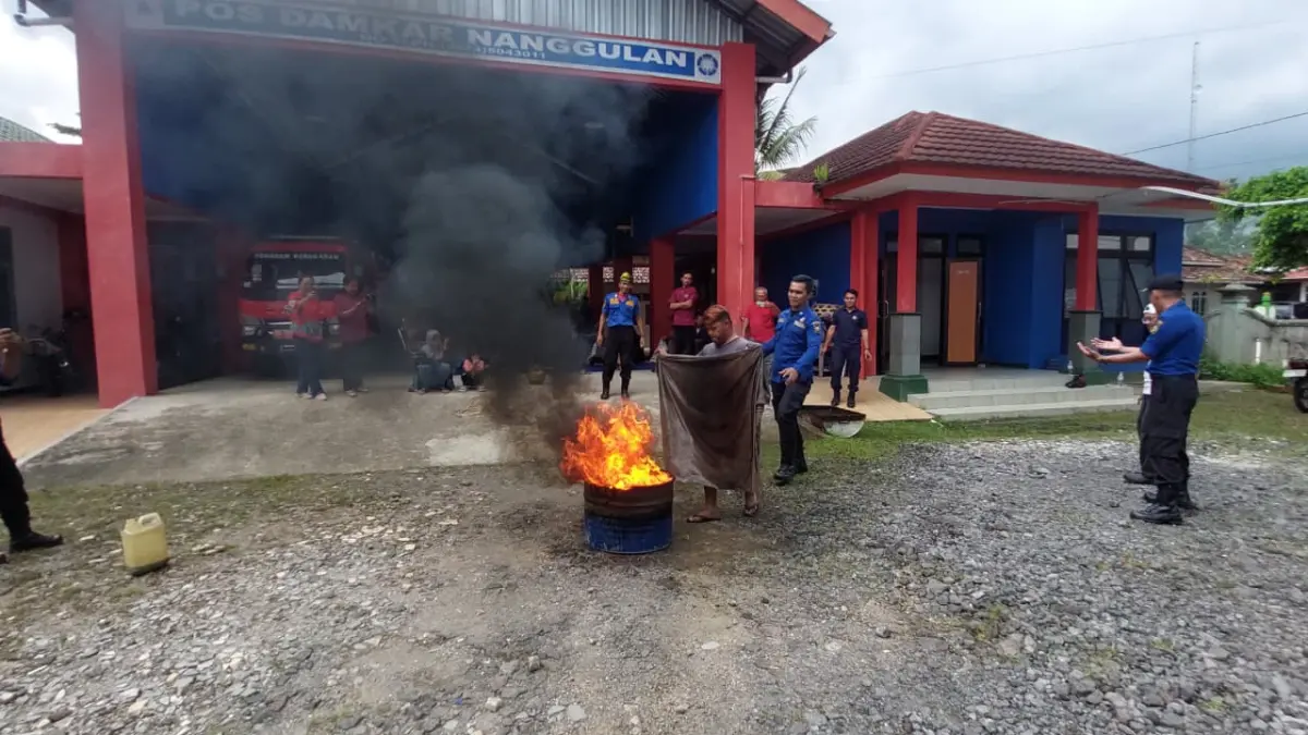 EDUKASI: Personel Damkarmat memberikan materi pelatihan pemadaman kebakaran. (ANOM BAGASKORO/RADAR JOGJA)