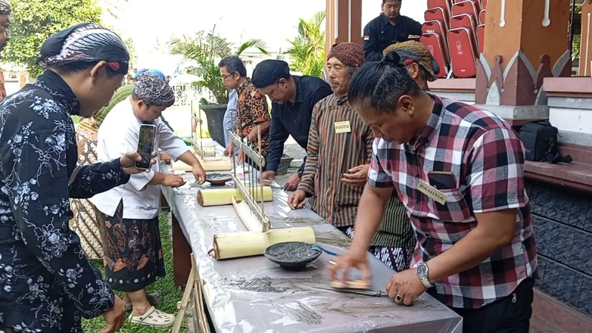 FORUM EDUKASI: Tradisi jamasan Tosan Aji diikuti oleh puluhan warga yang membawa sejumlah pusakanya di Rumah Dinas Bupati Magelang, Rabu (17/6/2026). Dok: Prokompim Kabupaten Magelang