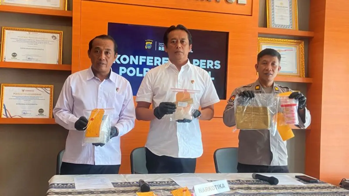 GELAR PERKARA: Polisi sedang menunjukkan barang bukti berupa sabu yang telah diamankan&nbsp;Rabu (17/6). (Cintia&nbsp;Yuliani/Radar Jogja)