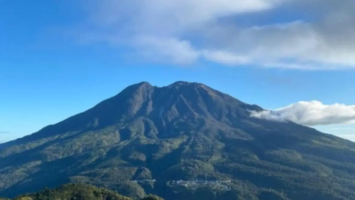 Gunungapi Lawu yang terletak di perbatasan Provinsi Jawa Tengah (Kabupaten Karanganyar) dan Jawa Timur (Kabupaten Magetan) ini memiliki elevasi 3.265 meter di atas permukaan laut. (Foto: istimewa) 