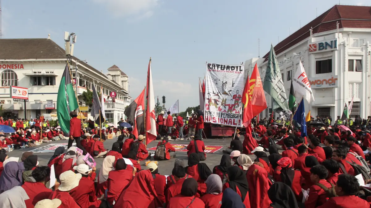 Ratusan mahasiswa Universitas Muhammadiyah Yogyakarta (UMY) menggelar aksi unjuk rasa di Titik Nol Kilometer Kota Jogja, kemarin (17/6). Melalui kampanye bertajuk "Merahkan Titik Nol", mereka menegaskan posisi sebagai oposisi terhadap berbagai kebijakan pemerintah yang dinilai merugikan rakyat, mulai dari kenaikan harga kebutuhan pokok hingga privatisasi sektor pendidikan.