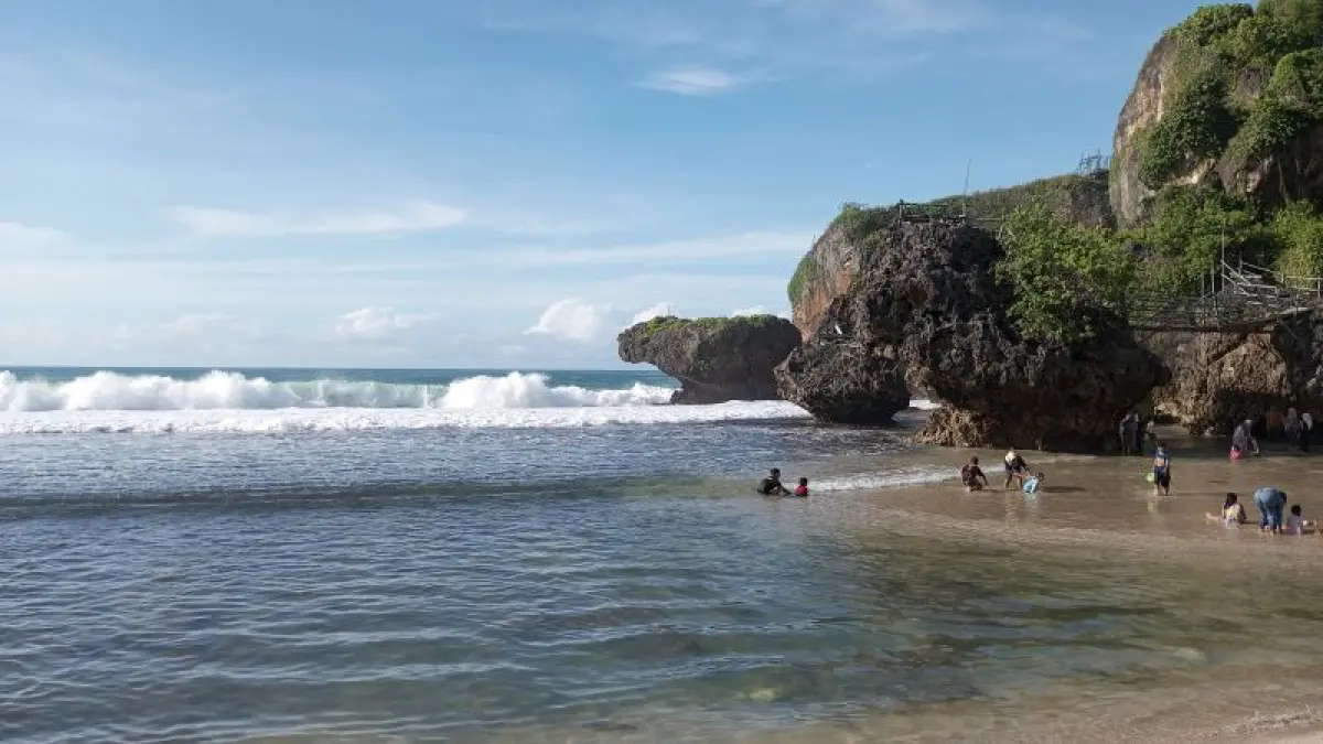 KEMARAU: Ubur-ubur jenis impes kembali muncul di pantai selatan Gunungkidul. Kemunculannya diprediksi berlangsung hingga Agustus mendatang. (Yusuf Bastiar/Radar Jogja) 