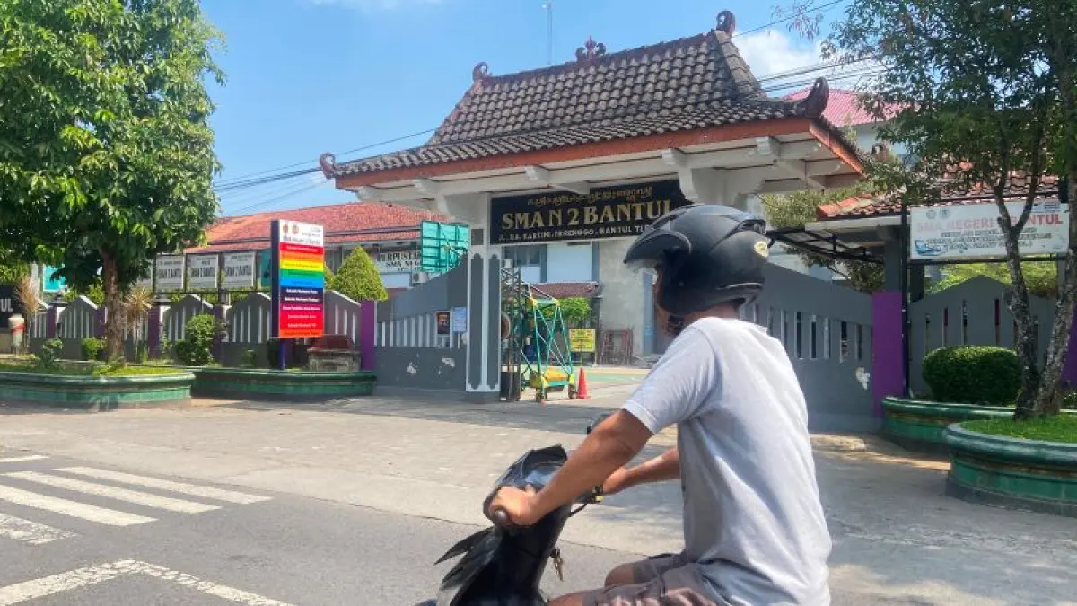 Pengendara sepeda motor melintasi pintu masuk SMAN 2 Bantul. (Cintia&nbsp;Yuliani/Radar Jogja)