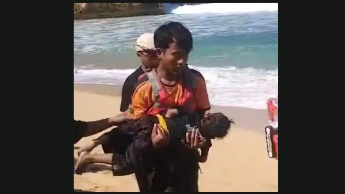 Petugas Satlinmas Rescue Istimewa Wilayah II Baron sedang menggendong salah satu korban laka laut di kawasan Pantai Drini Gunungkidul. (foto: Dokumentasi/Satlinmas Rescue Istimewa Wilayah II Baron)