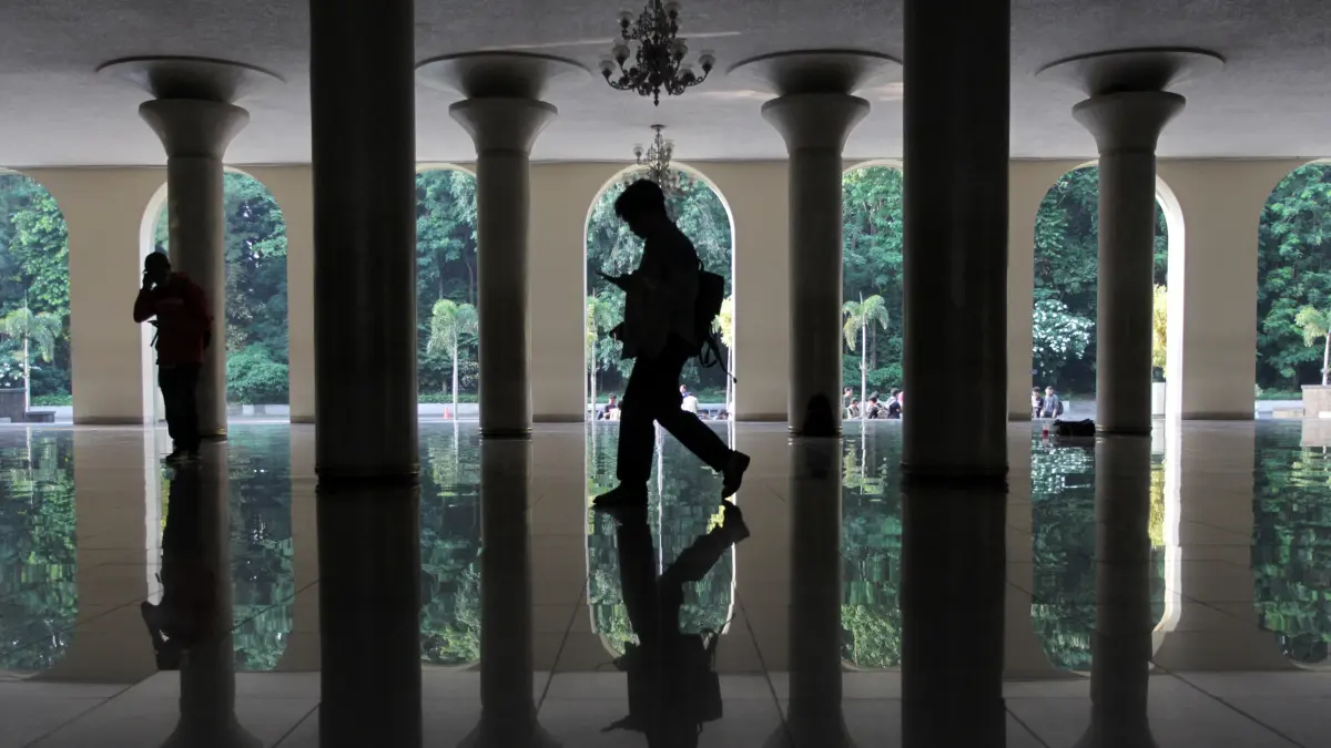 Aktivis mahasiswa UGM melintas di Balairung UGM seusai mengikuti pembacaan pernyataan sikap terkait aksi mereka yang menggeruduk forum diskusi yang menghadirkan tiga pejabat negara di GIK UGM, kemarin (17/6). Dalam pernyataannya, mahasiswa menegaskan bahwa aksi pada Senin malam (15/6) tersebut merupakan bentuk ekspresi ketidakpercayaan terhadap pemerintah yang dinilai berulang kali mengabaikan dan menindas rakyat.