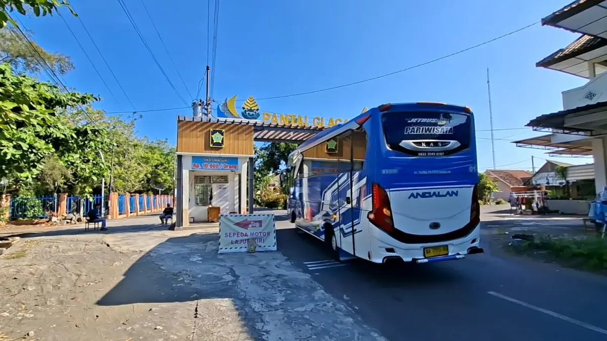 RAMAI: Kendaraan wisatawan antre memasuki TPR Pantai Glagah. (Foto: ANOM BAGASKORO/RADAR JOGJA)&nbsp;