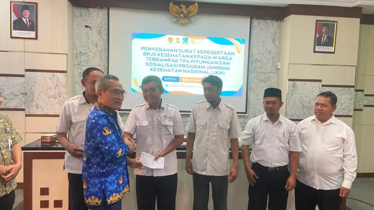 SIMBOLIS: Bupati Bantul Abdul Halim Muslih sedang memberikan surat kepesertaan BPJS Kesehatan kepada warga terdampak TPA Piyungan Rabu (17/6).&nbsp;(Cintia&nbsp;Yuliani/Radar Jogja)