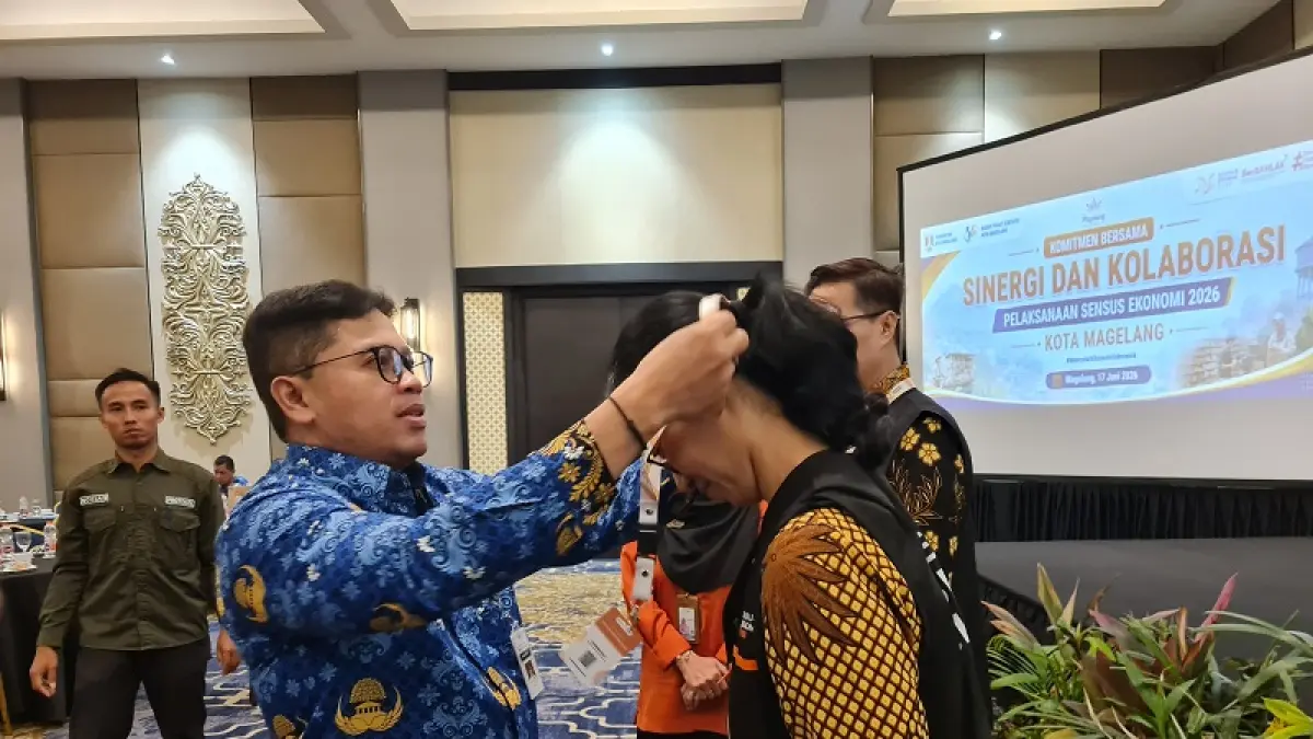 SIMBOLIS: Wali Kota Magelang saat memakaikan atribut kepada perwakilan petugas sensus ekonomi, Rabu (17/6/2026). NAILA&nbsp;NIHAYAH/RADAR JOGJA