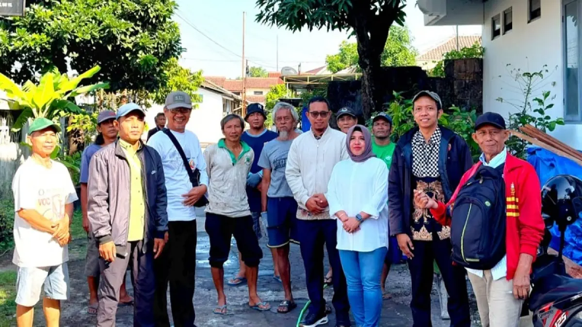 TERJUN LANGSUNG: Anggota Komisi D DPRD Kota Jogja Ririk Banowati Permanasari saat hadir meninjau program padat karya di RW 7 Kelurahan Tegalpanggung Kemantren Danurejan. Program tersebut terealisasi dari aspirasi masyarakat. DOKUMENTASI PRIBADI&nbsp;
