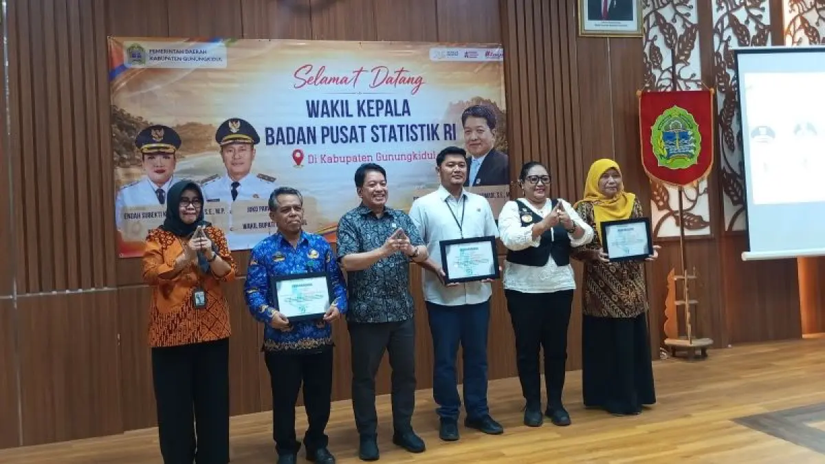 Wakil Ketua BPS RI bersama Bupati Gunungkidul Endah Subekti Kuntariningsih sedang memberikan keterangan kepada wartawan seusai melakukan rapat koordinasi Rabu (17/6). (Yusuf Bastiar/Radar Jogja)