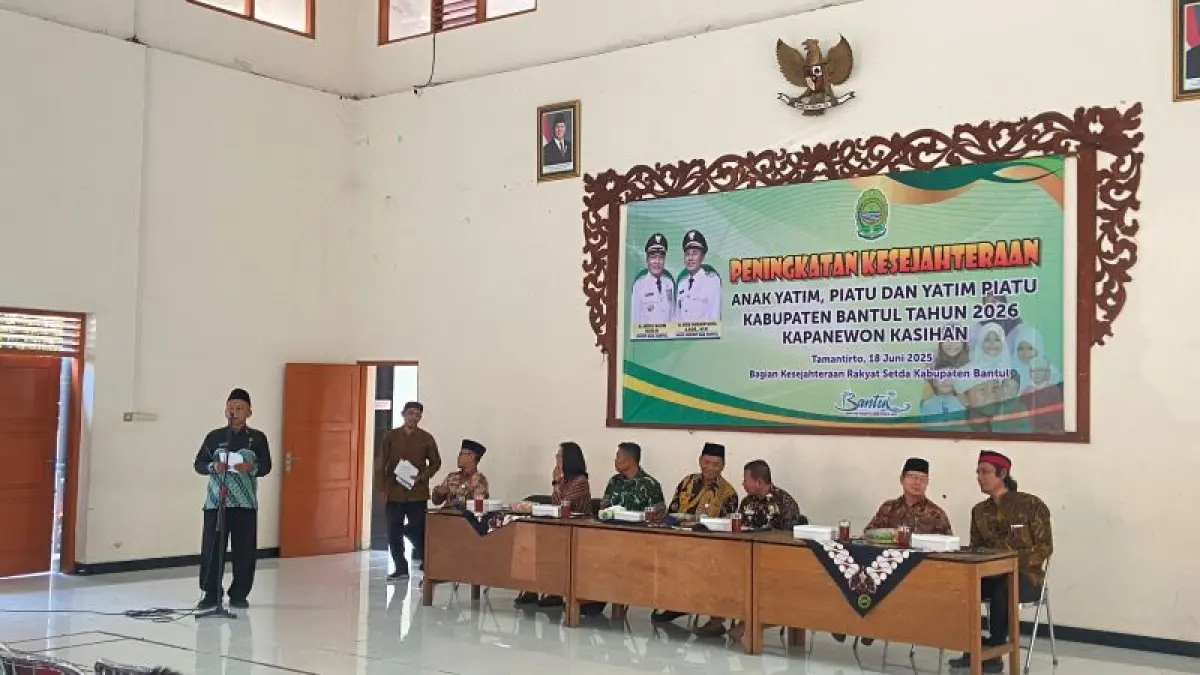Analis Kebijakan Ahli Muda Kersa Bantul Anang Aji Dewantono sedang menyampaikan laporan penerima bantuan di Kalurahan Tamantirto Kamis (18/6). (Cintia&nbsp;Yuliani/Radar Jogja)