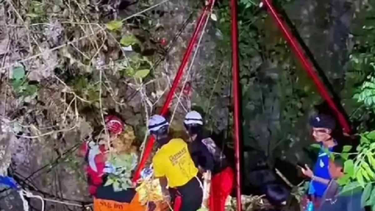 Dokumentasi/Polsek Panggang: Tim SAR yang dikerahkan sedang melakukan proses evakuasi ke dalam gua vertikal sedalam 20 meter.