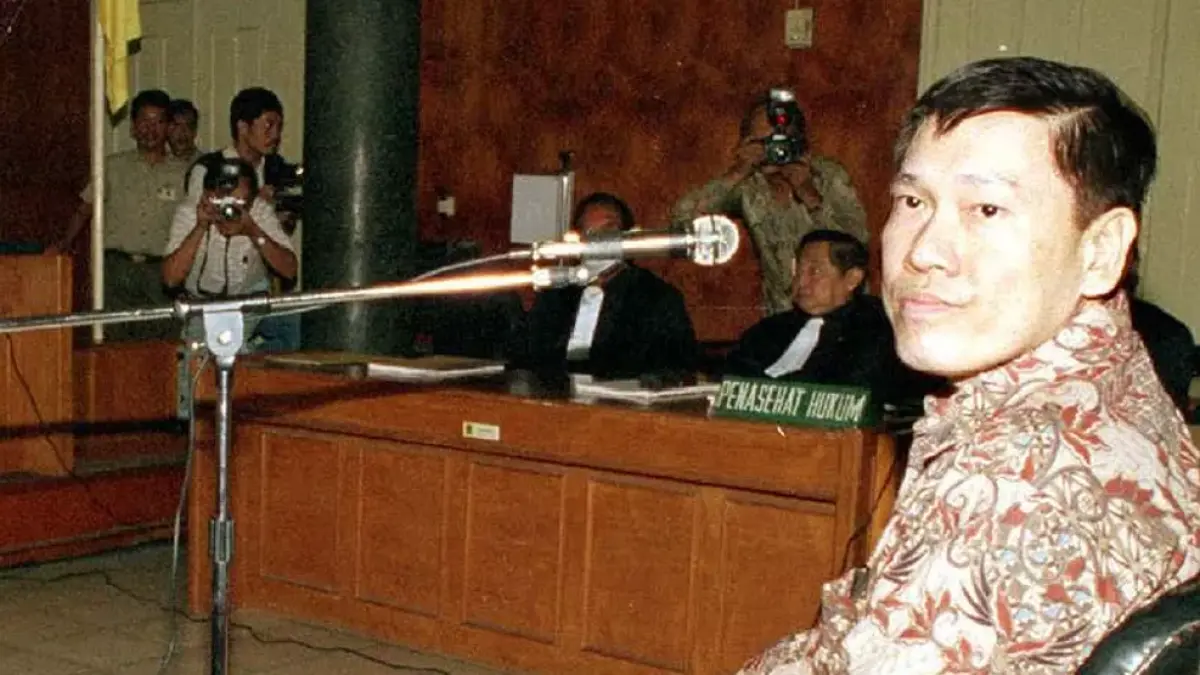 Eddy Tansil yang kini masih buronan dan sejumlah asetnya disita Kejagung. (Sumber: AI Generated)