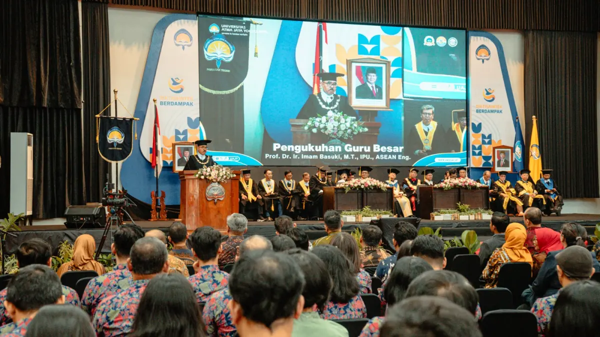 Guru besar Universitas Atma Jaya Yogyakarta (UAJY)  Prof. Dr. Ir. Imam Basuki saat memberi pidato pengukuhan
