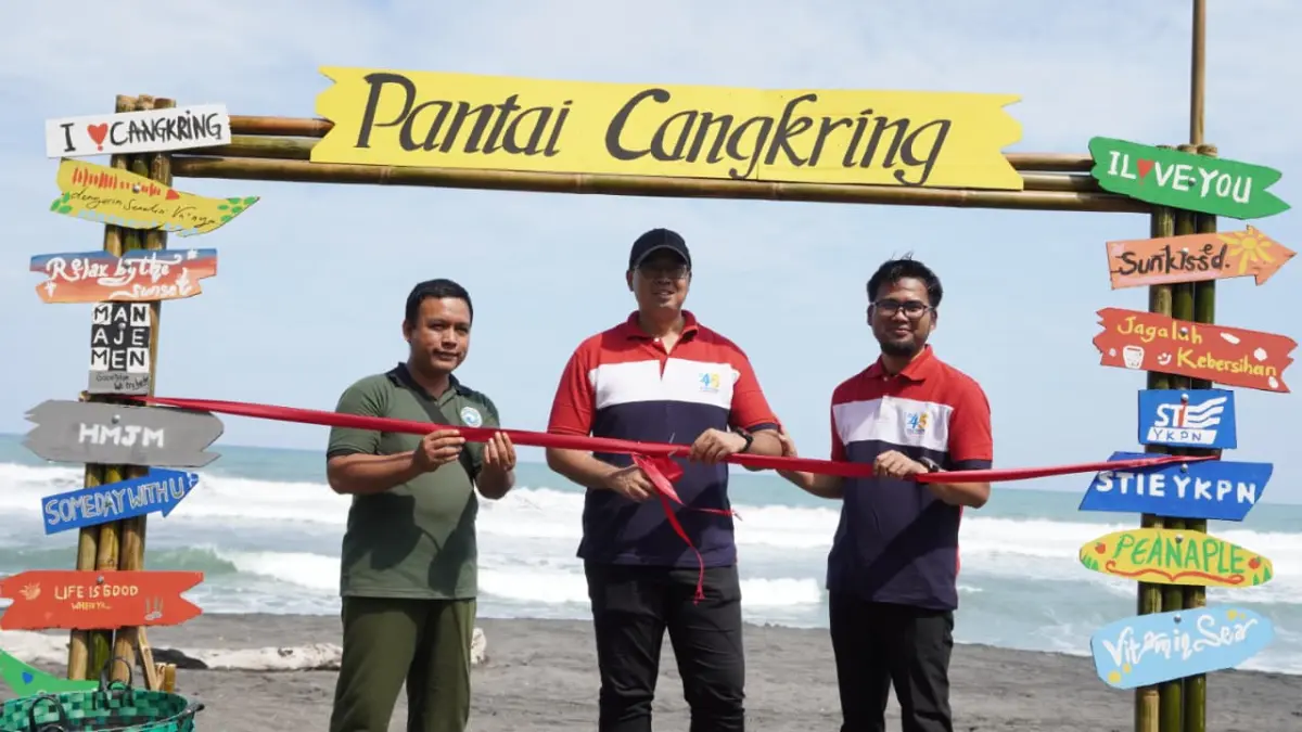 Kegiatan HMJM Charity yang digelar Himpunan Mahasiswa Jurusan Manajemen (HMJM) STIE YKPN Yogyakarta menggelar di Pantai Cangkring, Bantul, Sabtu (13/6) - Fahmi Fahriza