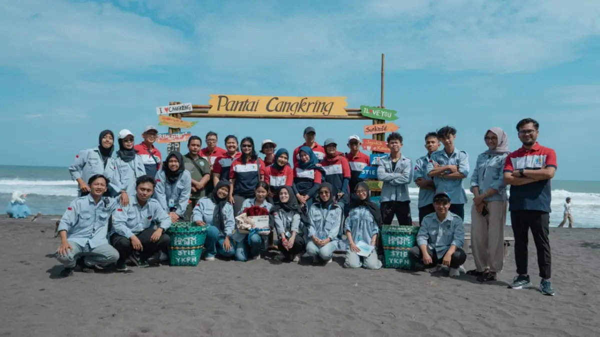 Kegiatan HMJM Charity yang digelar Himpunan Mahasiswa Jurusan Manajemen (HMJM) STIE YKPN Yogyakarta menggelar di Pantai Cangkring, Bantul, Sabtu (13/6) - Fahmi Fahriza