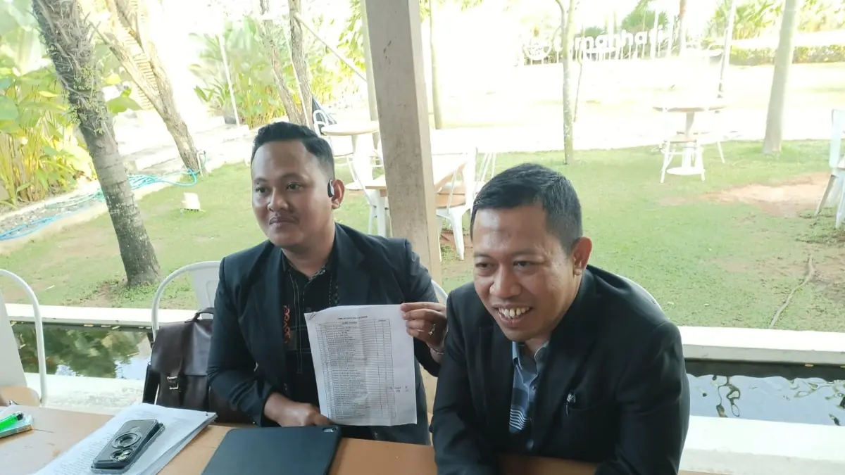 Konsultan Hukum Bupati Kebumen Lilis Nuryani, Azam Prasojo Kadar didampingi rekan menyampaikan keterangan pers, Kamis (18/6) sore. (M. Hafied/Radar Jogja)