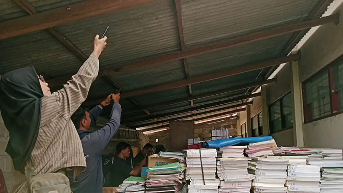MENDADAK: Barang-barang Korwil Pendidikan Mlati yang ditaruh di gudang SDN Tlogoadi, Mlati, Sleman, Kamis (18/6). (Delima Purnamasari/Radar Jogja)