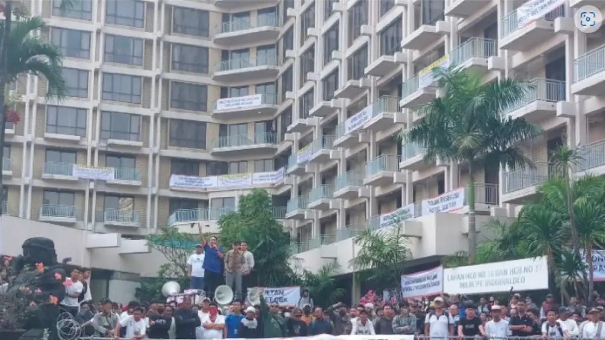 Pelaksanaan eksekusi pengosongan Blok 15 kawasan eks Hotel Sultan, Tanah Abang, Jakarta Pusat diwarnai demontrasi dari pihak pekerja yang menolak eksekusi, Kamis (18/6). (Ryandi Zahdomo/JawaPos.com).